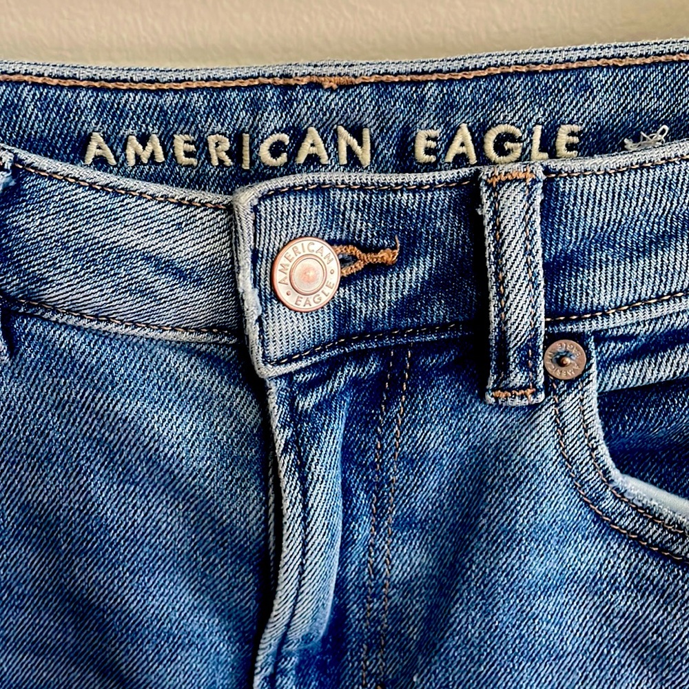 AMERICAN EAGLE MOM JEAN